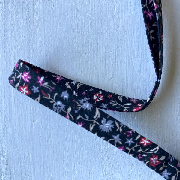 Biais replié fleurettes fond noir