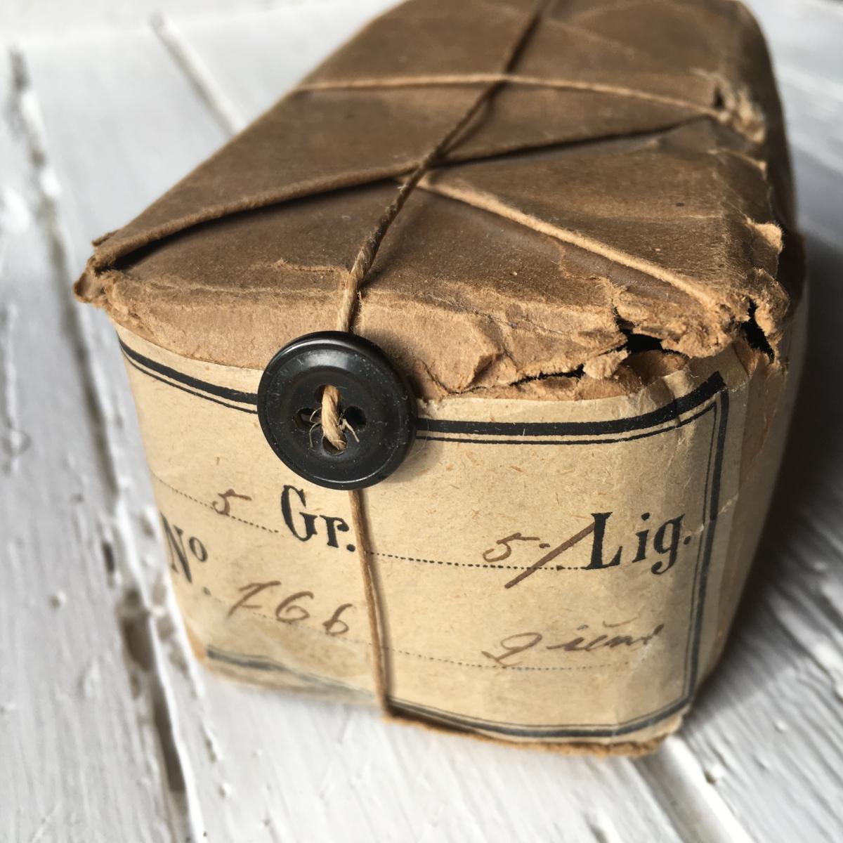 Lot De Fournitures De Couture Ancienne - Assortiment De Fils, Boutons, Rubans... Occasion, Origine France