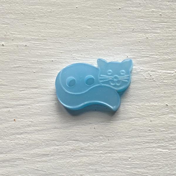 Bouton chat couché bleu