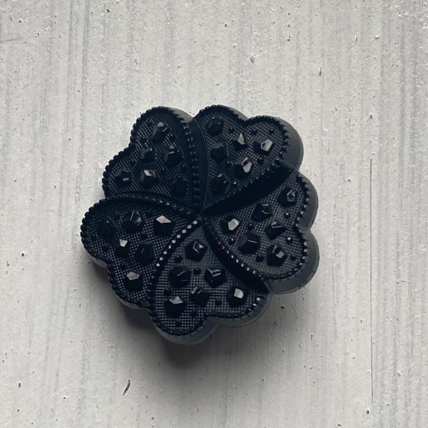 Bouton fleur noire 