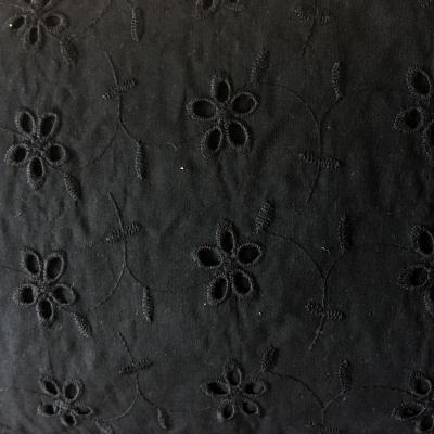 Tissu broderie anglaise noire