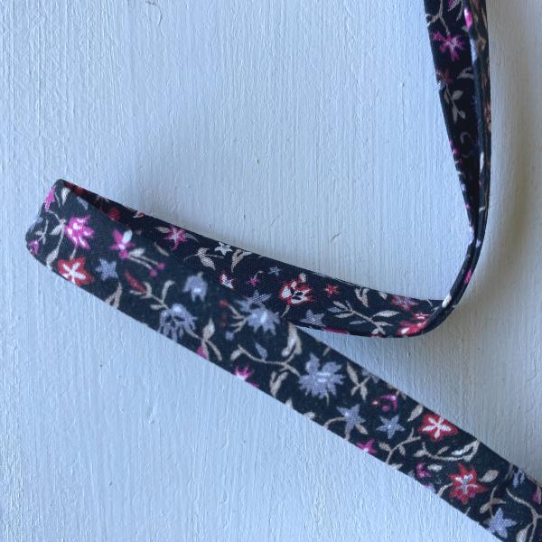 Biais replié fleurettes fond noir