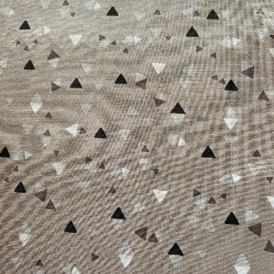 Batiste triangles fond taupe