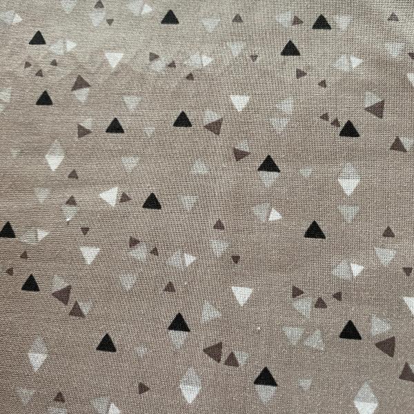 Batiste triangles fond taupe