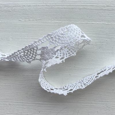 Dentelle blanche festonnée