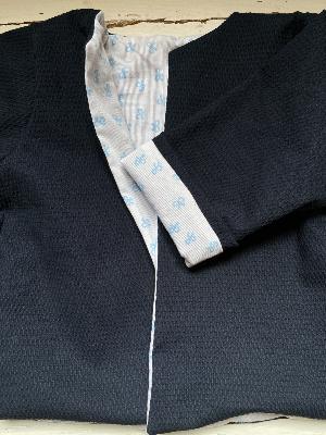 Piqué de coton noeuds bleus sur fond blanc