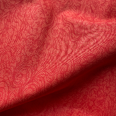 Tissu motifs sur fond rouge