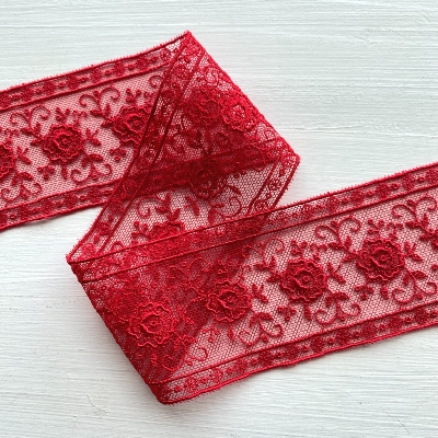 Lace between two 5 cm red