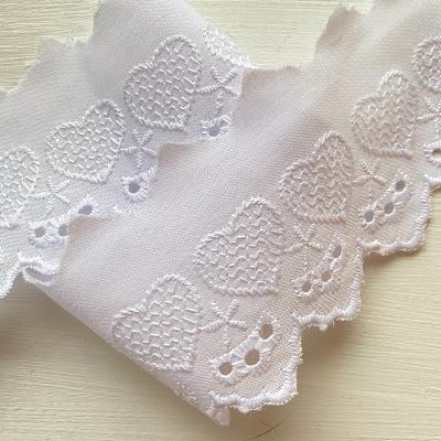 Broderie anglaise coeurs blanc
