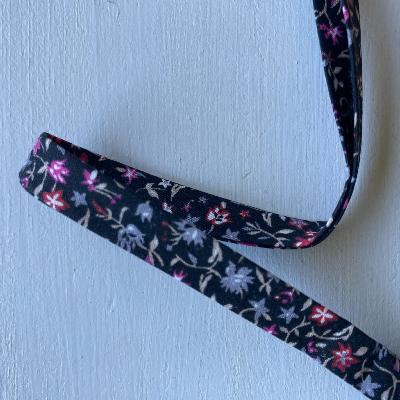 Biais replié fleurettes fond noir
