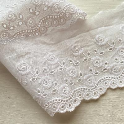 Broderie anglaise large blanche